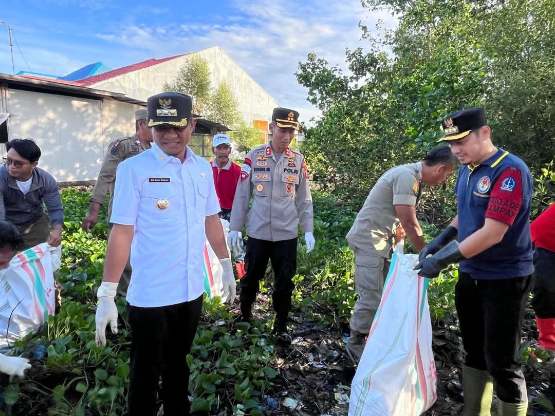 Bupati Bone Pimpin Gerakan Bersih Pesisir, Kapolres dan Masyarakat Turut Serta