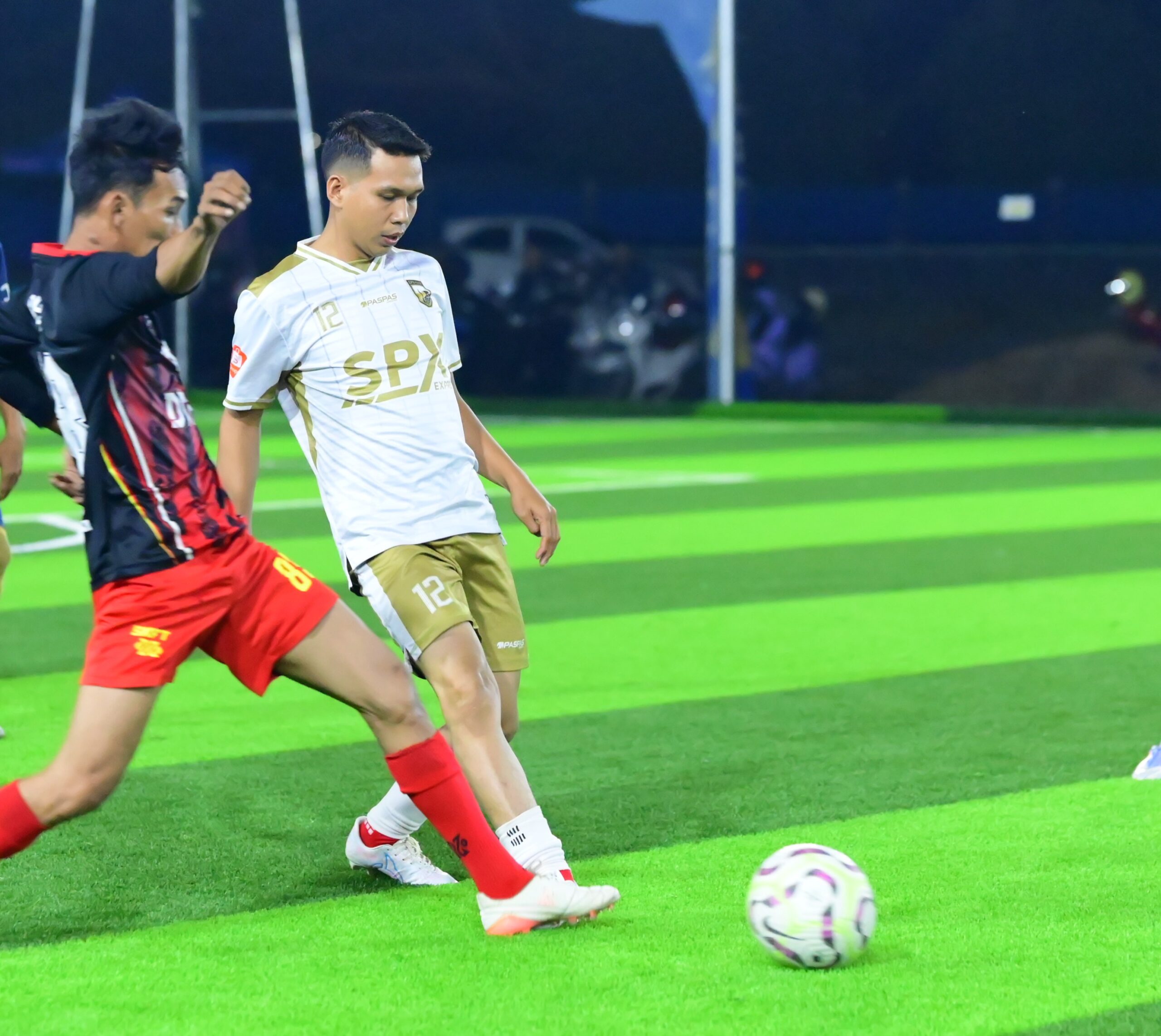 Poto: Dedy (red) kappi (white) saat perebutan bola