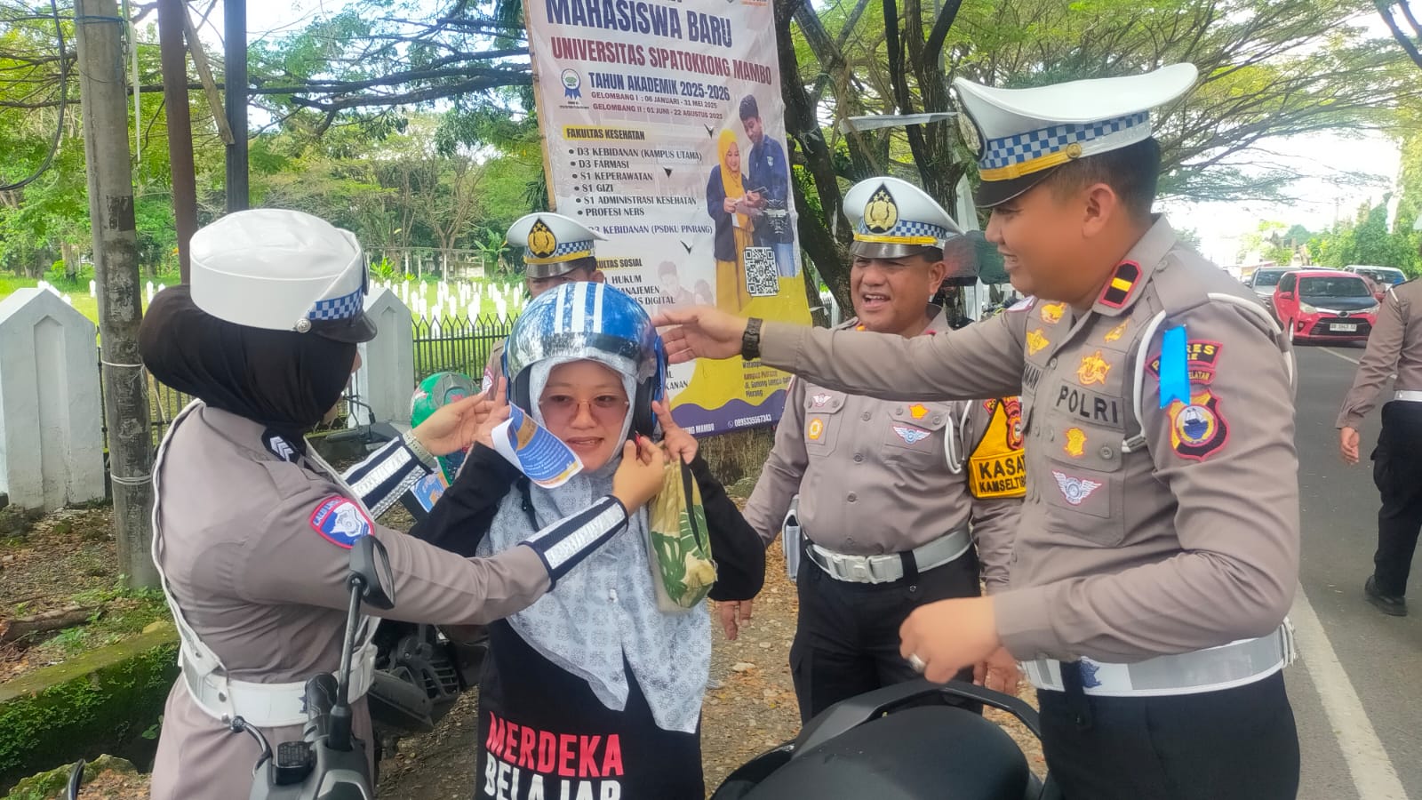 Wujud Apresiasi, Polantas Bone Berbagi Helm Hingga Sosialisasi Ops Patuh Hari Ke-12